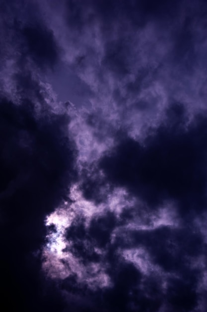 Foto composición del cielo natural. nubes de lluvia de tormenta azul ominoso oscuro. cielo dramático. cloudscape tormentoso nublado. tormenta. elemento de diseño de apocalipsis.