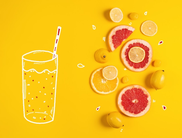 Composición de cítricos, naranja y limón sobre fondo amarillo.