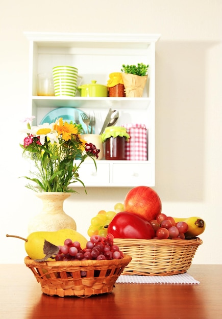 Composición de la cocina en la mesa en el fondo del estante