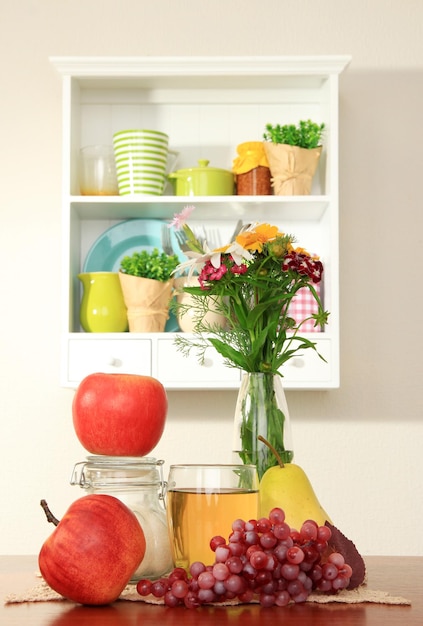 Composición de la cocina en la mesa en el fondo del estante