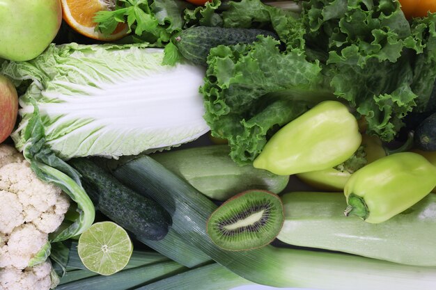 Composición colorida de frutas y verduras, cerrar