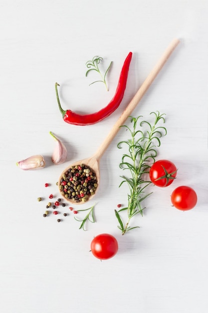 Foto composición de coloridas semillas de pimiento chile fresco tomates ajo y hierba de romero