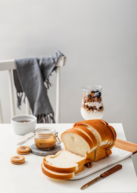 Foto composición de comida de desayuno sabroso vista frontal