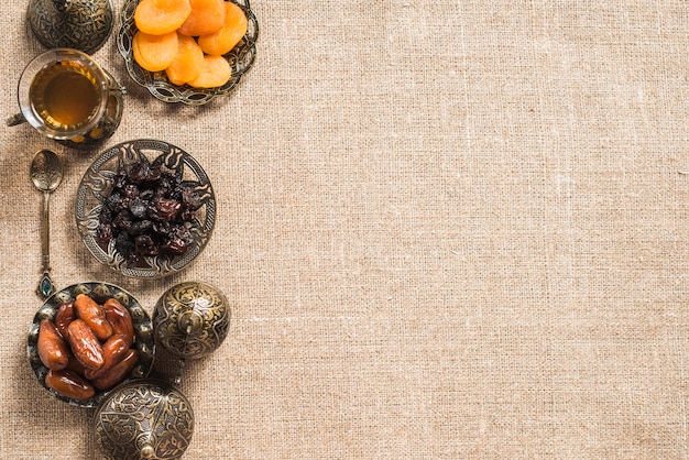 Foto composición de comida para ramadan con espacio a la derecha