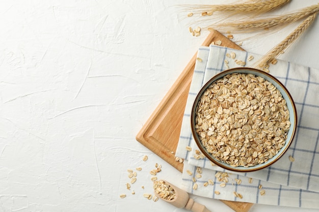 Composición con copos de avena en blanco, vista superior. Cocinando el desayuno