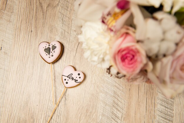 Foto composición de corazones y flores de pan de jengibre