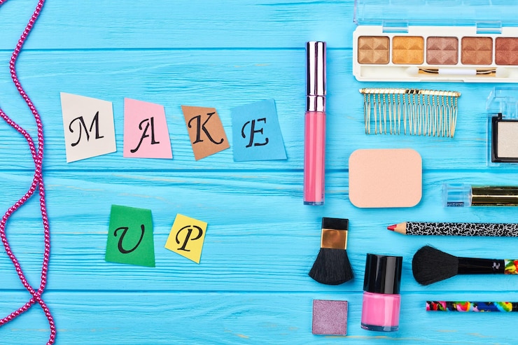 Foto composición de cosméticos y accesorios, fondo de madera. cosméticos decorativos planos y artículos de belleza sobre fondo de color. las letras de papel de colores se componen.