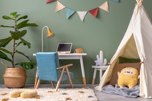 Composición creativa de un diseño interior de habitación infantil elegante y acogedor con juguetes de peluche de pared verde, alfombra brillante, sillón azul, taburete y accesorios blancos, piso de paneles grises Plantillas