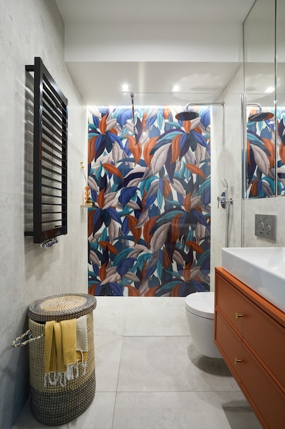 Composición creativa del interior del baño en casa familiar pequeña. Accesorios de baño de pared colorida y minimalista neutro. Plantilla.