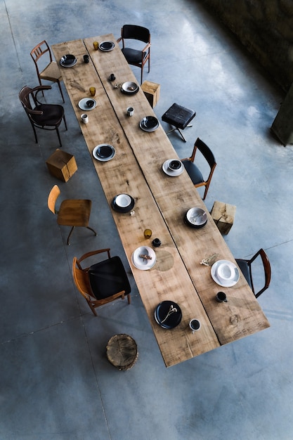 Composición creativa con una larga mesa de comedor de madera rústica con vista superior de la plantilla de accesorios