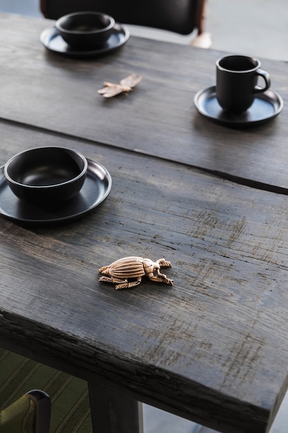 Composición creativa con una larga mesa de comedor de madera rústica con vista superior de la plantilla de accesorios