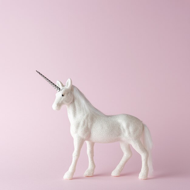 Composición creativa con unicornio brillo sobre fondo rosa