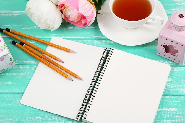 Composición con cuaderno y lápices en primer plano de la mesa de madera