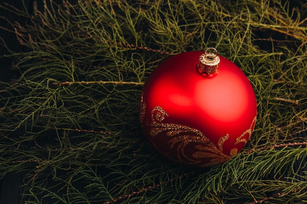 Composición de decoración de Navidad año nuevo. Vista superior del bastidor de ramas y bolas de árboles de pieles sobre fondo de madera