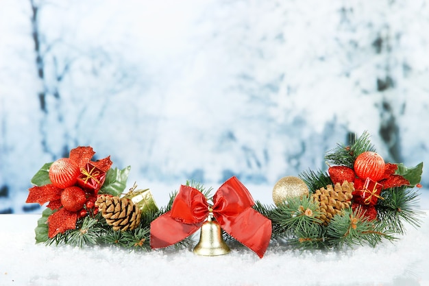 Composición de las decoraciones navideñas sobre fondo claro de invierno