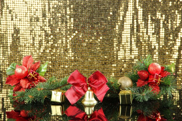 Composición de las decoraciones navideñas sobre fondo dorado