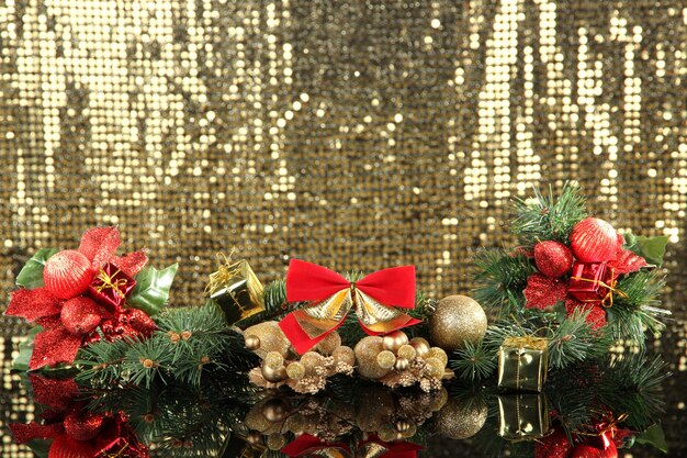 Composición de las decoraciones navideñas sobre fondo dorado