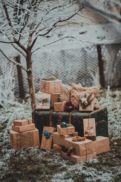 Foto composición decorativa, pecho, regalos de navidad para el aire libre