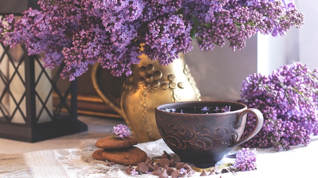 Composición decorativa con un Ramo de lilas en el interior de una cocina ligera Ramo de lilas en un jarrón Fondo floral primaveral con lilas Estética