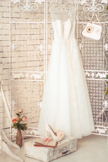 Composición delicada de vestidos de novia y accesorios.