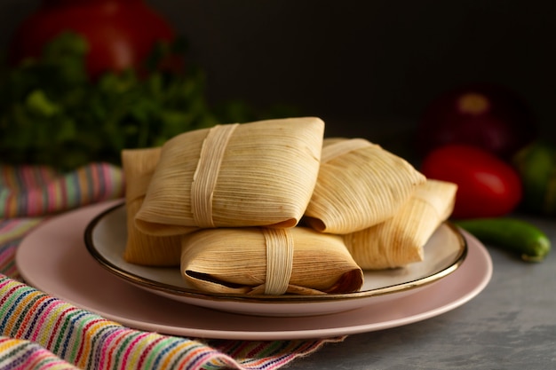 Foto composición de deliciosos tamales tradicionales