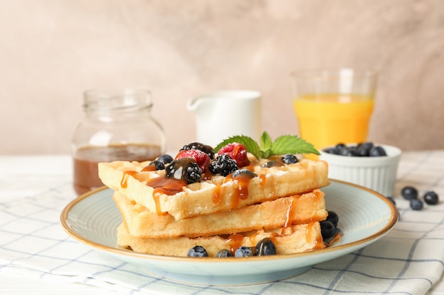 Composición de desayuno con gofres belgas