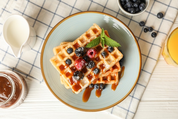 Composición de desayuno con gofres belgas