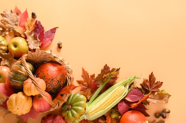 Composición del día de acción de gracias de vacaciones con cosecha de otoño calabazas mazorcas de maíz coloridas hojas que caen