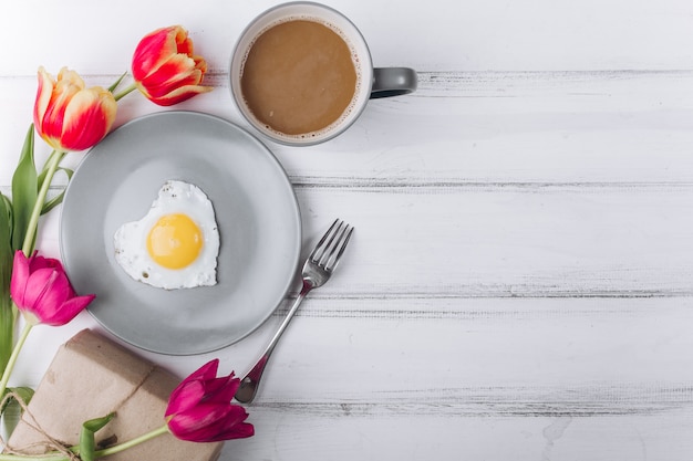 Composición del día de la madre. Desayuno con los tulipanes en el fondo blanco.