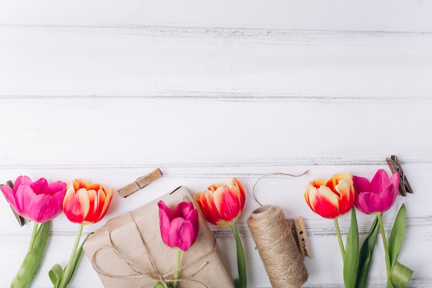 Composición del día de la madre. Regalos y tulipanes rosas con copia espacio.