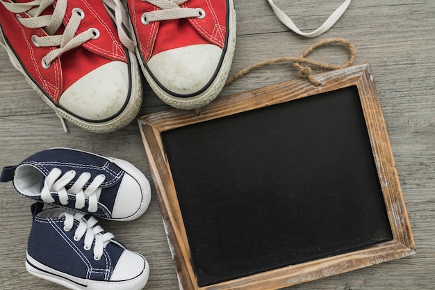 Foto composición del día del padre con zapatos de color y pizarra