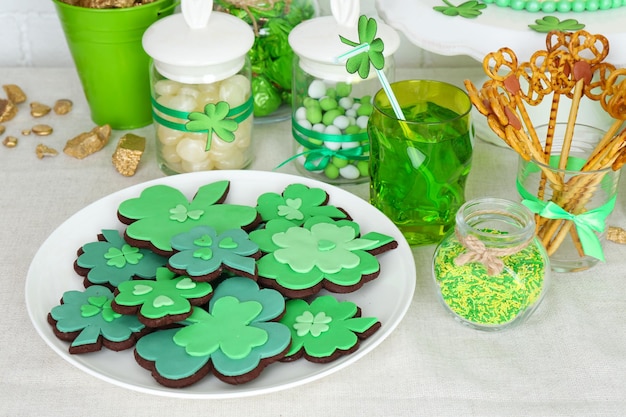 Composición para el Día de San Patricio con dulces en la mesa de cerca