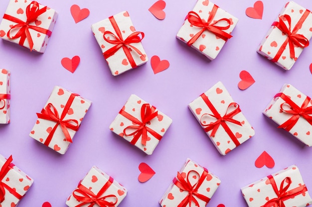 Composición del día de San Valentín Caja de regalo roja de fondo con lazo y corazón Regalo de Navidad Vista desde arriba Tarjeta de felicitación de vacaciones