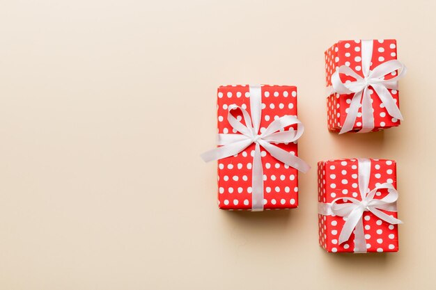 Composición del día de San Valentín caja de regalo roja con lazo y corazón Regalo de Navidad Vista desde arriba Espacio para texto Tarjeta de felicitación de vacaciones