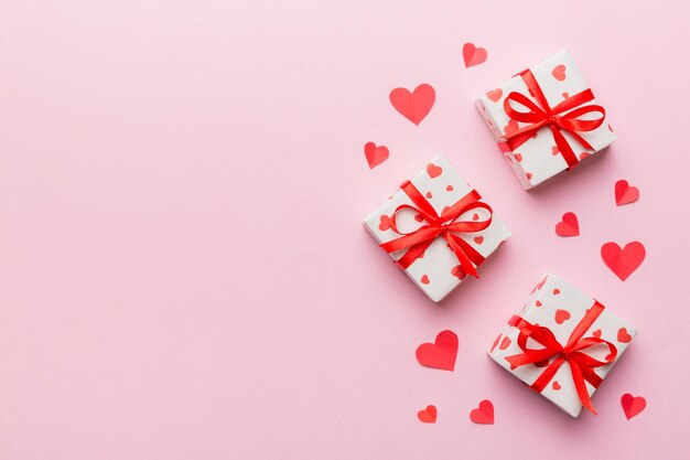 Composición del día de San Valentín caja de regalo roja con lazo y corazón Regalo de Navidad Vista desde arriba Espacio para texto Tarjeta de felicitación de vacaciones