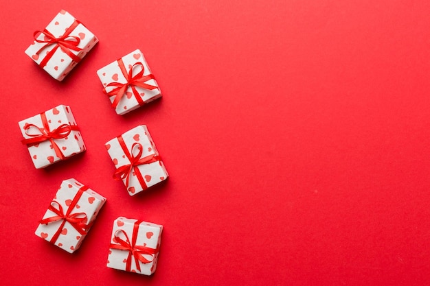 Composición del día de San Valentín caja de regalo roja con lazo y corazón Regalo de Navidad Vista desde arriba Espacio para texto Tarjeta de felicitación de vacaciones