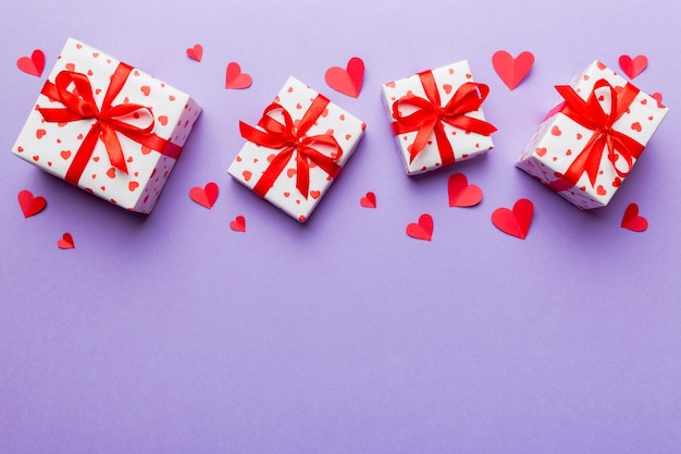 Composición del día de San Valentín caja de regalo roja con lazo y corazón Regalo de Navidad Vista desde arriba Espacio para texto Tarjeta de felicitación de vacaciones
