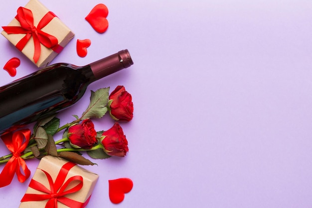 Composición del día de San Valentín con flor de rosa de vino tinto y caja de regalo en la mesa Vista superior concepto de vacaciones plano