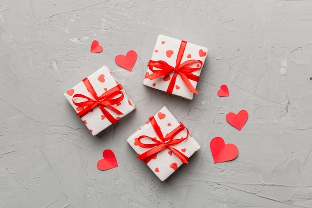 Composición del día de San Valentín Fondo: caja de regalo roja con lazo y corazón. Regalo de Navidad. Vista desde arriba. Tarjeta de felicitación de vacaciones.