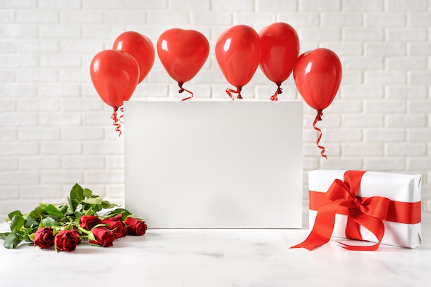 Foto composición del día de san valentín con globos rojos sobre blanco