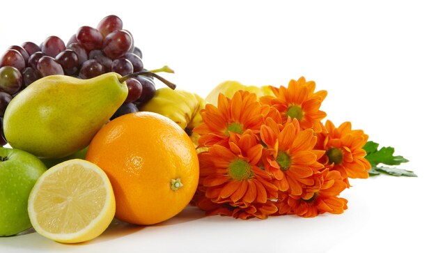 Composición de diferentes frutas con flores aisladas en blanco