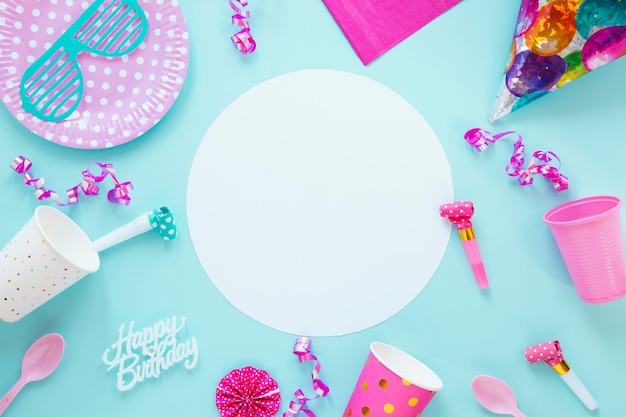 Foto composición de diferentes objetos de cumpleaños sobre fondo azul.