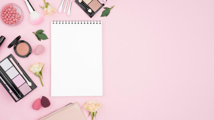 Foto composición de diferentes productos de belleza con libreta vacía y espacio de copia