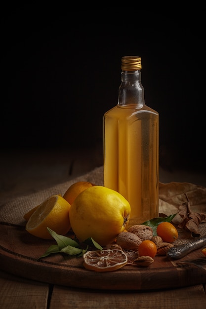 Composición de diversos productos alimenticios en una mesa de madera. Vista superior.