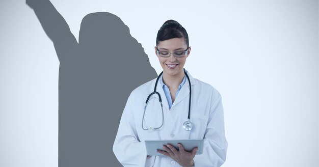 Composición de la doctora sonriente con tableta y sombra de atleta femenina con espacio de copia en blanco