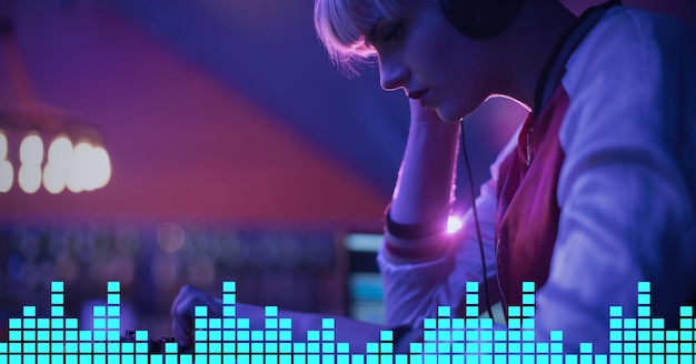 Foto composición de ecualizador de música gráfica sobre dj femenina tocando música en el club