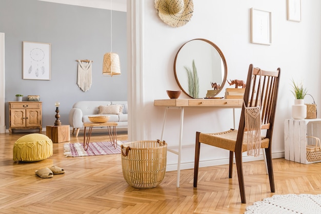 Composición elegante del interior de la sala de estar espaciosa creativa con inodoro, plantas y accesorios. Paredes blancas y suelo de parquet.