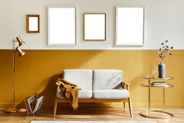 Composición elegante del interior de la sala de estar con sofá de diseño y cuatro marcos de póster simulados
