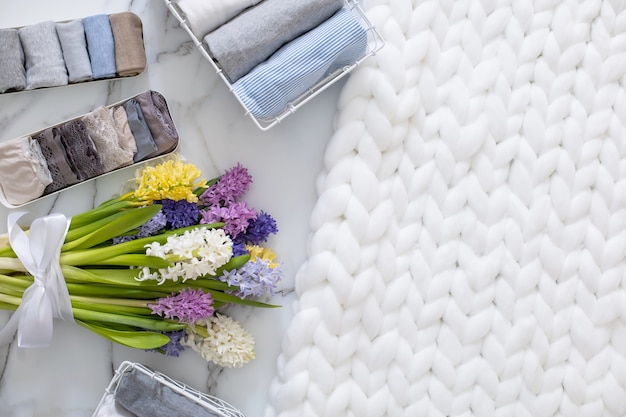 Composición elegante organización de ropa interior de almacenamiento método marie kondos decorado con flores naturales