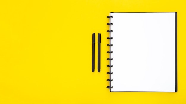 Composición de elementos de escritorio sobre fondo amarillo.